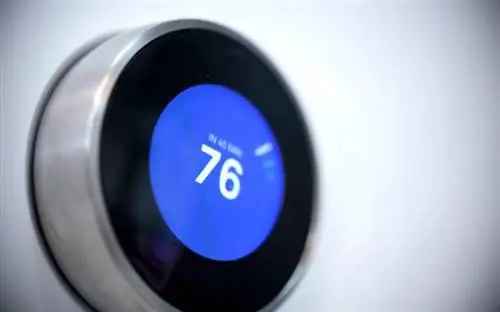 Снимок современного умного термостата, установленного на 76 градусов