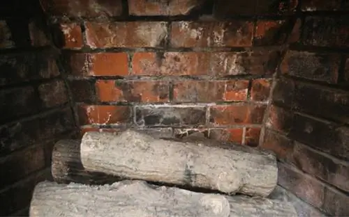 Кирпичный камин с грязными кирпичами в топке