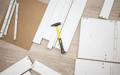 Детали для сборки мебели и инструменты для самостоятельной сборки