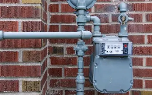 Счетчик природного газа на стене кирпичного дома