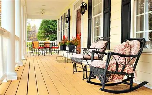 Передняя веранда с креслами-качалками, цветочными горшками и обеденным набором