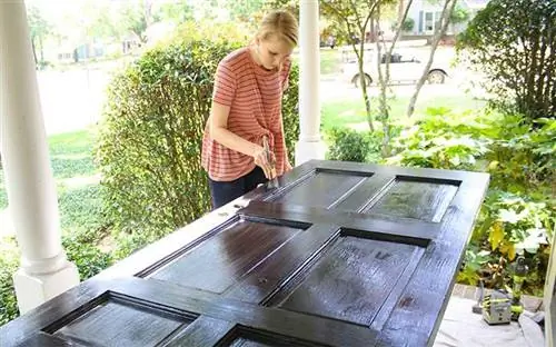 Челси Липфорд Вульф красит входную дверь