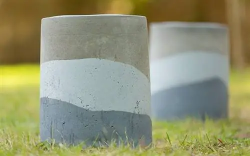 Многослойные табуреты из окрашенного бетона