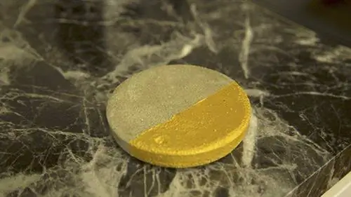 Золотая бетонная подставка