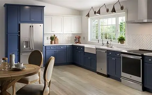 Коллекция Annapolis Blue Shaker от Cabinets To Go в выставочном зале кухни в 2021 году.