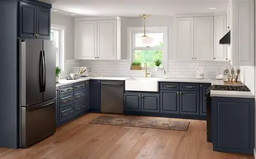 Коллекция Newport Blue Raised Panel от Cabinets To Go в выставочном зале кухни в 2021 году.