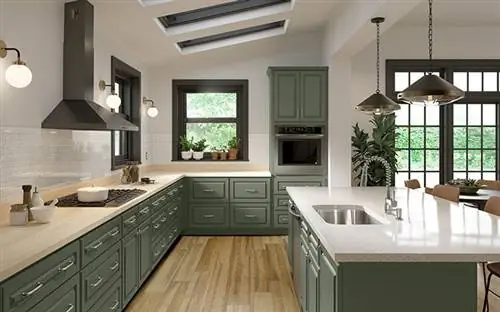 Коллекция приподнятых панелей из шалфея Montpelier от Cabinets To Go в выставочном зале кухни в 2021 году.