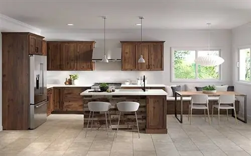 Коллекция Spring Hill Hickory от Cabinets To Go в кухонном выставочном зале в 2021 году.