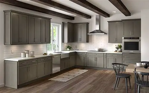 Коллекция Hampton Pewter от Cabinets To Go в кухонном выставочном зале в 2021 году.