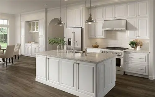 Коллекция Chalet White от Cabinets To Go в выставочном зале кухни в 2021 году.