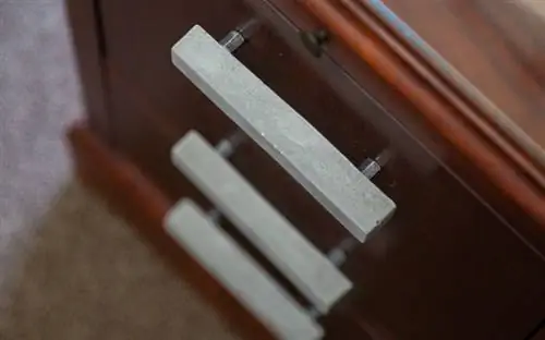 Офис с бетонными выдвижными ящиками на столе из красного дерева, вид сверху