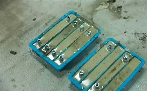 Пластиковые лотки, наполненные Quikrete Countertop Mix, высыхают на открытом воздухе. Бетонные выдвижные ящики улучшат дизайн домашнего офиса.