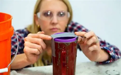 Челси Липфорд Вульф склеивает вместе две пластиковые бетонные формы.