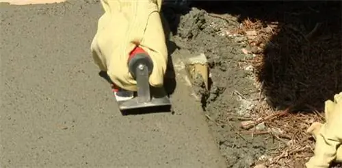 Использование кромочного инструмента для закругления краев бетонной плиты