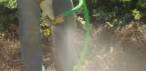 Опрыскивание бетонной плиты шлангом во время отверждения