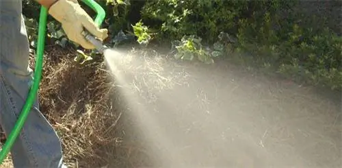 Увлажнение гравийного основания шлангом