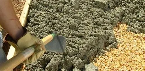 Разбрасывание бетона по форме мотыгой.