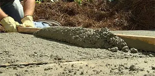 Использование доски для стяжки бетона вровень с формой.