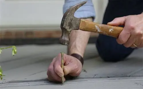 Забейте палубные гвозди в палубу