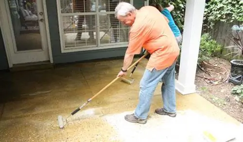 Нанесение бетонной пропитки на террасу.