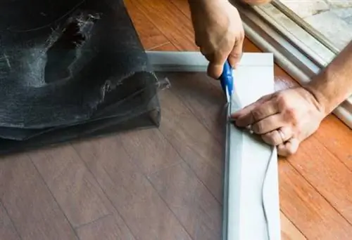 Резка сетчатой сетки для двери