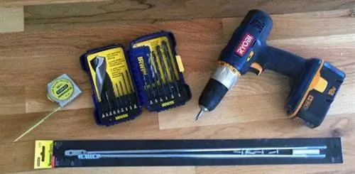 Рулетка, сверла, аккумуляторная дрель и талреп.