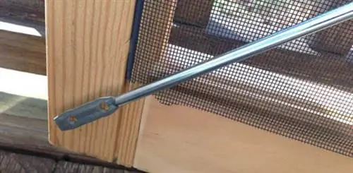 Талреп расположен в нижней части сетчатой двери, со стороны ручки.