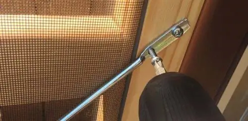 Используя аккумуляторную дрель, привинтите талреп к двери.