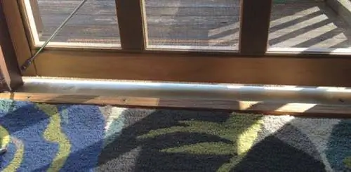 Нижняя часть сетчатой двери с установленным талрепом.