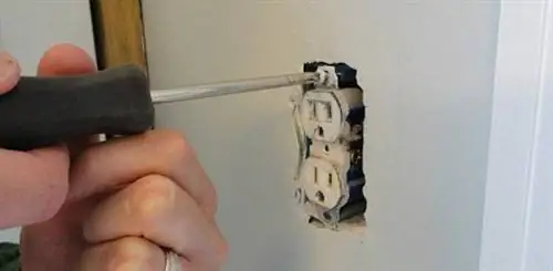 Отвинтить электрическую розетку от коробки