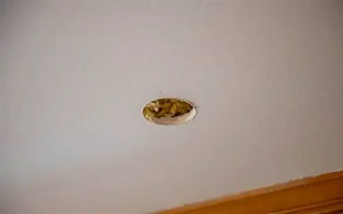 Отверстие в потолке из гипсокартона для установки встроенного освещения.