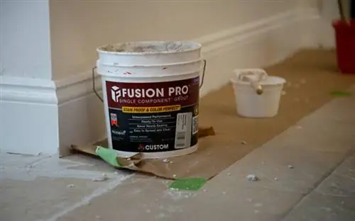 Нестандартные строительные материалы Fusion Pro Grout ведро на плитке во время установки