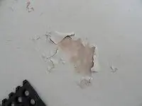 Облупившийся пол в гараже