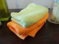 Салфетки из микрофибры на деревянной столешнице.