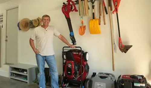 Аллен Лайл в гараже с газонокосилкой Toro Recycler SmartStow.