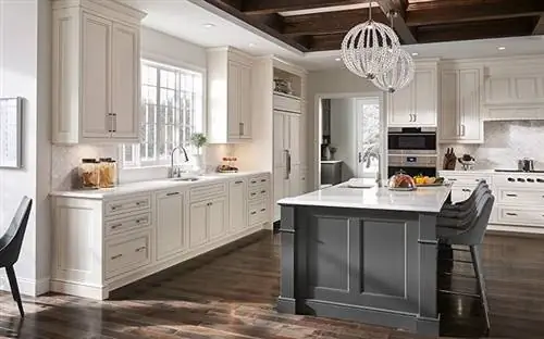 Кухня мечты со сферическими подвесными светильниками над островом