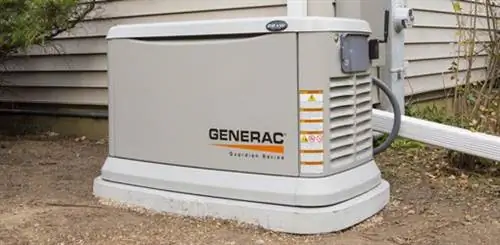 Резервный генератор Generac Guardian во дворе рядом с домом.