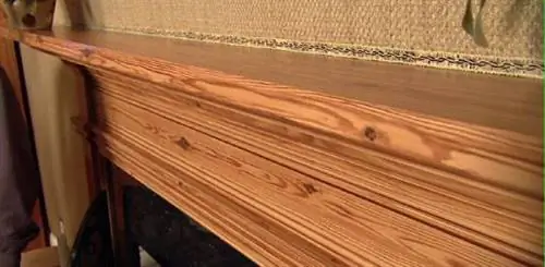 Каминная полка с отделкой из искусственной сосны Каминная полка с отделкой из искусственной сосны