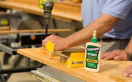 Мужчина наносит клей Titebond 3 Ultimate Wood Glue для деревообрабатывающего проекта