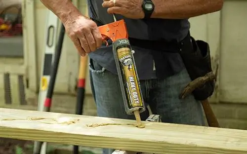 Нанесение строительного клея Titebond Heavy Duty