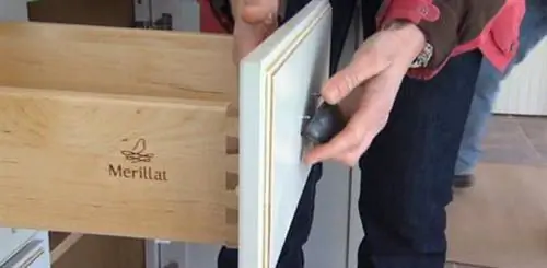 Шкаф с выдвижным ящиком.