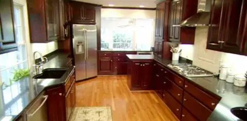 Кухонные шкафы темного цвета.