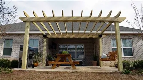 Патио с беседкой и скамейкой для пикника