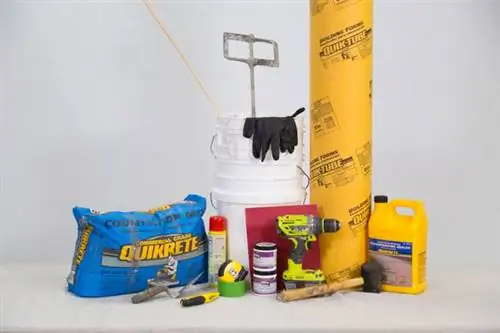 материалы, используемые для изготовления бетонных стульев, на белом фоне