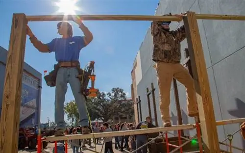 Строительная бригада строит сцену в парке Lafayette Landing Park в Марианне, Флорида.