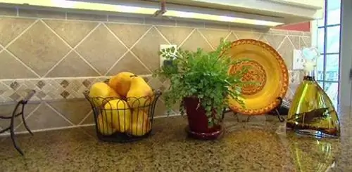 Гранитная кухонная столешница с фартуком из плитки
