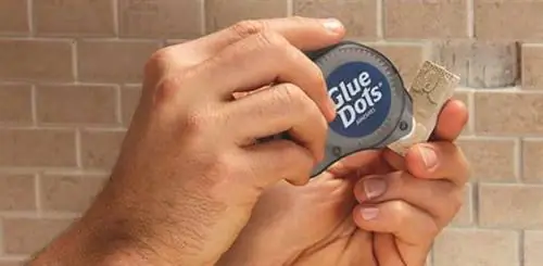 Использование точек клея для прикрепления плитки к стене.