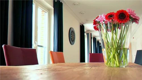 Разливы на деревянном столе