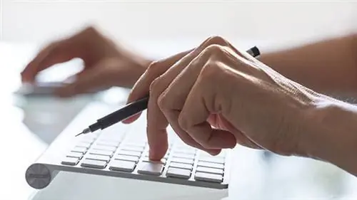 Пальцы на клавиатуре