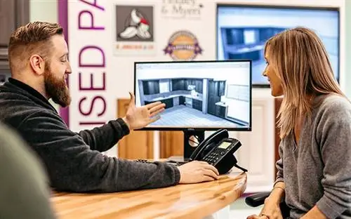 Профессиональный дизайнер из Cabinets To Go обсуждает план реконструкции с новым клиентом